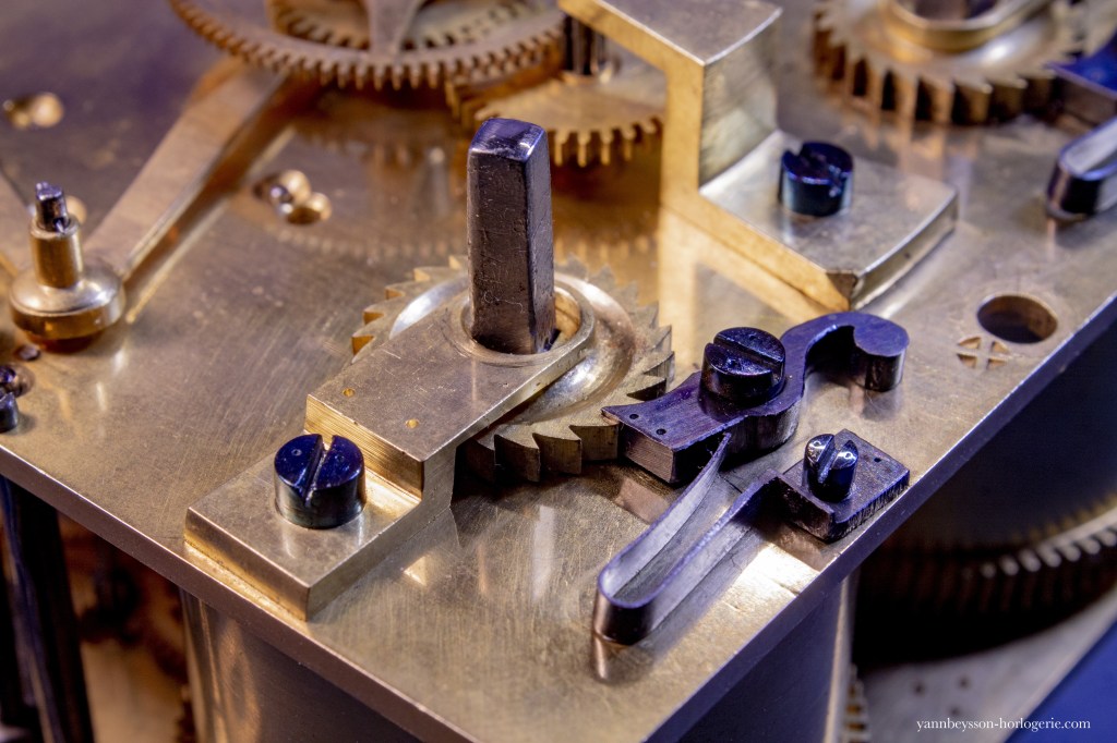 vis-bleu-horlogerie-pendule-yann-beysson